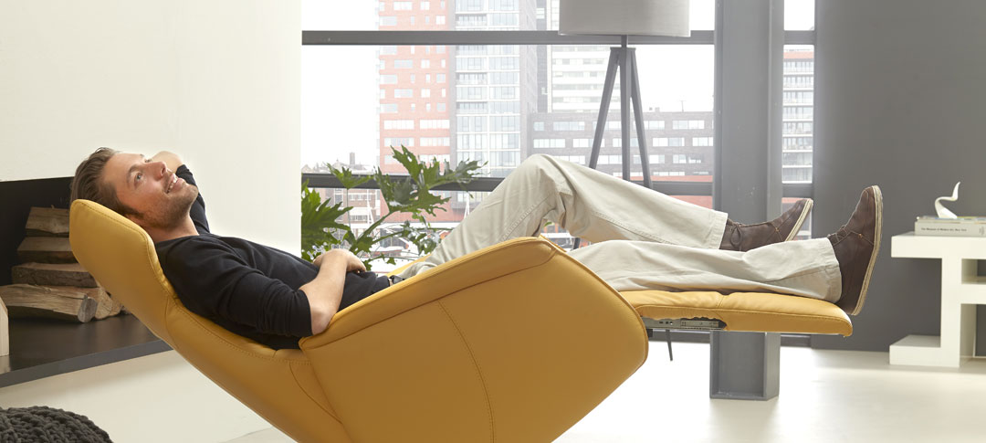 De Toekomst De Toekomst - De-toekomst-jongeman-liggend-in-gele-relaxfauteuil