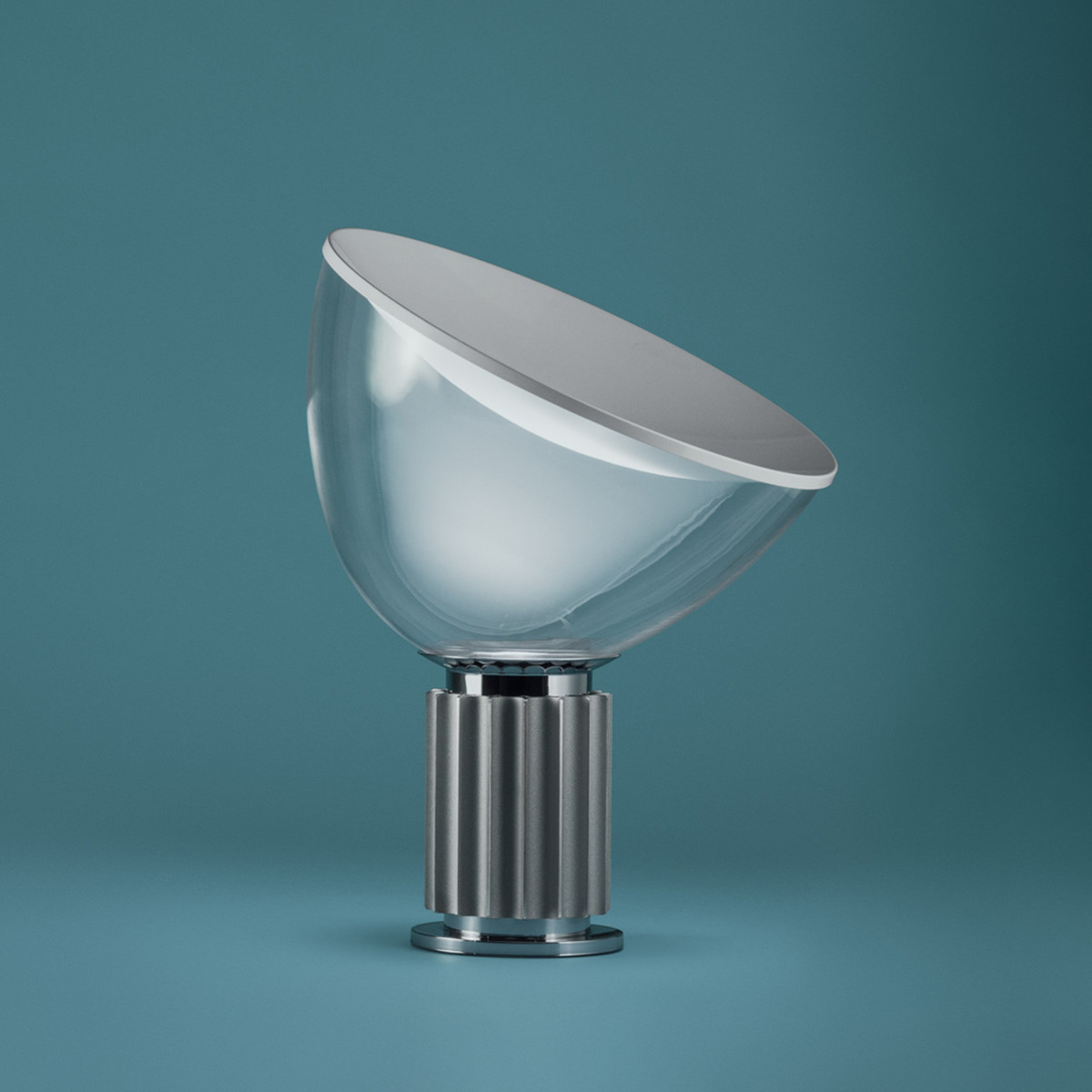Taccia Flos - Flos-taccia-small-led-tischleuchte-aluminium-eloxiert-situation