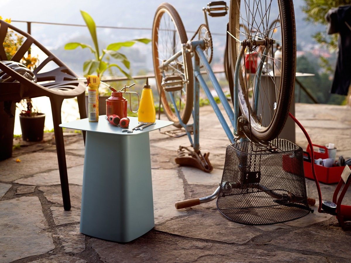 Metal Side Table Vitra - Vitra-metal-side-table-tuintafel-sfeer